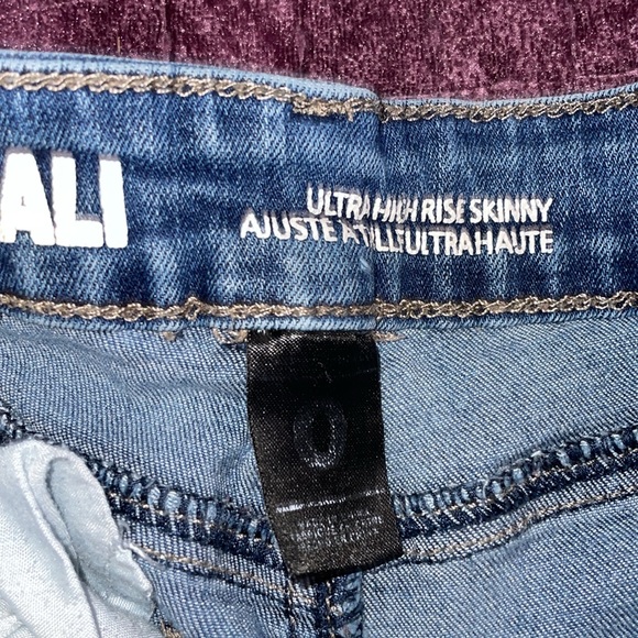 CALI Ultra High Rise Blue Skinny Jeans size 0 distressed denim jeans like new - Picture 8 of 10